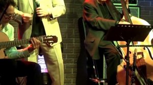 "Fly Me To The Moon" исполняет Евгений Колкевич в сопровождении джазового квинтета в джазовом клубе