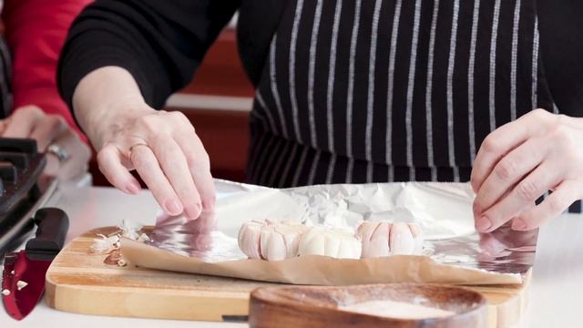 Как запечь чеснок в духовке (How to prepare Roasted Garlic) смотреть онлайн
