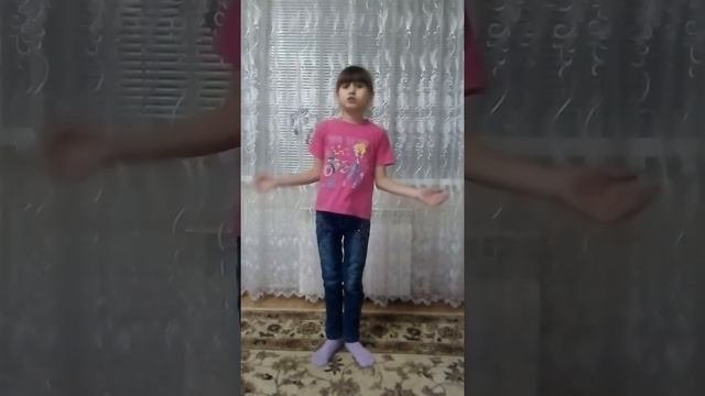 #страначитающая Эльмира Гумерова читает произведение «Стрекоза и Муравей» И. А. Крылова
