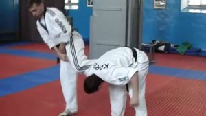 Болевой на локоть в стойке "Рука нож" с помощью колена.