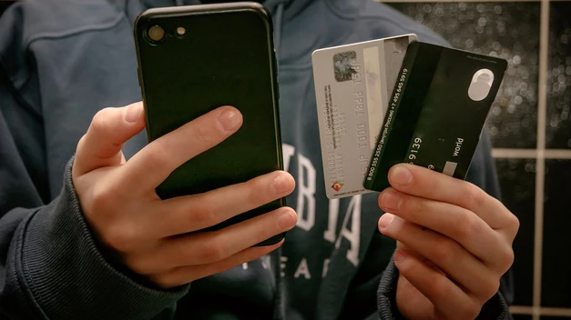 Проблемы с банковскими картами и почему с карт исчезают деньги смотреть онлайн