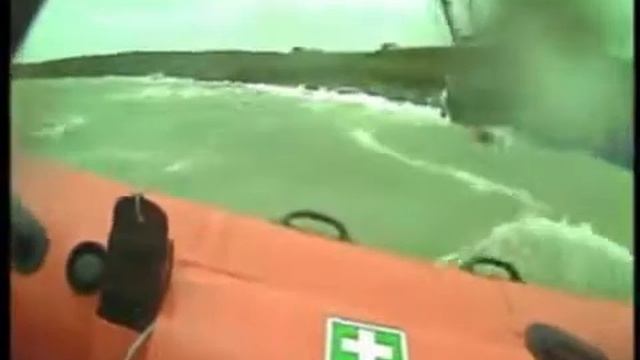 Спасение с траулера в жилетах