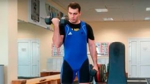 Сгибание рук с гантелями сидя и стоя: техника выполнения