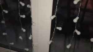 Вешаем гирлянду на окно. Новогоднее украшение