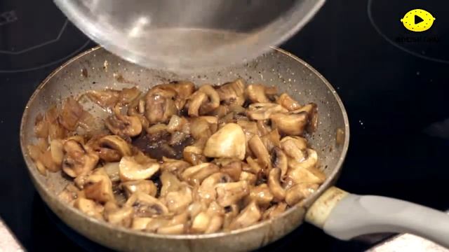 Горшочки со свининой, картофелем и грибами | По Кухням! - Некислый канал! смотреть онлайн