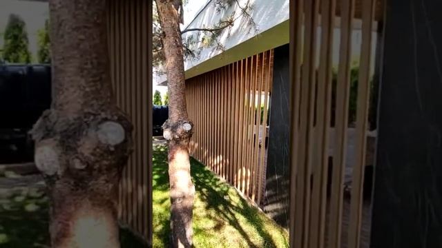 Декоративные реечные перегородки из сосны на террасе