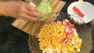 Молодая капуста с крабовыми палочками .  Супер салат на праздничный стол .