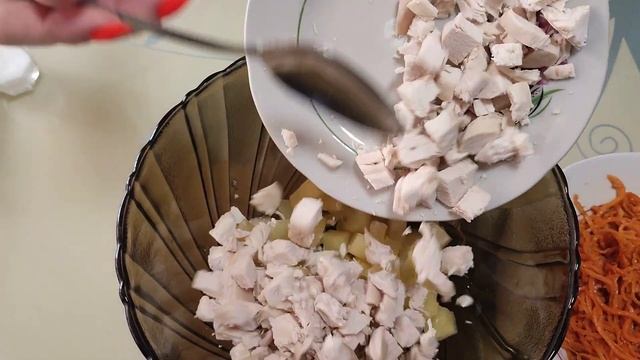 САЛАТ С АНАНАСОМ, КУРИЦЕЙ И КОРЕЙСКОЙ МОРКОВКОЙ, СОЧНЫЙ И ВКУСНЫЙ смотреть онлайн