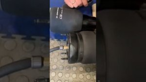 Стук пневмостойки передней Mercedes ML, GL W164 из-за китайского пневмобаллона. Смотрим со звуком!