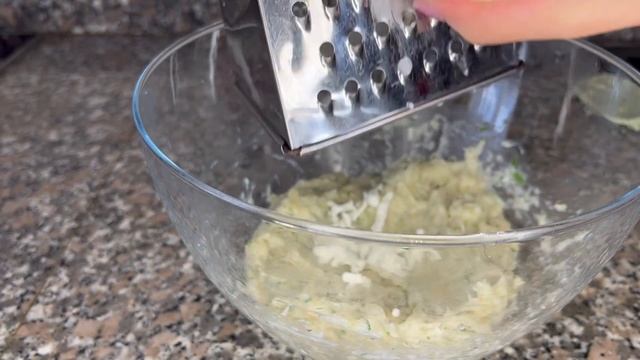 Домашние РЫБНЫЕ КОТЛЕТЫ из трески с  жареным луком и адыгейским сыром. Рецепт.