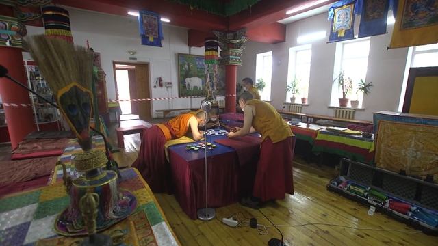 Строительство песочной мандалы Будды медицины начали в читинском дацане смотреть онлайн