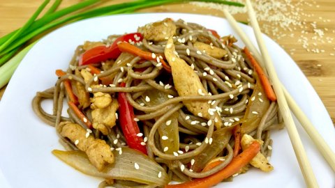 Гречневая лапша ВОК (WOK) с курицей и овощами в домашних условиях.mp4