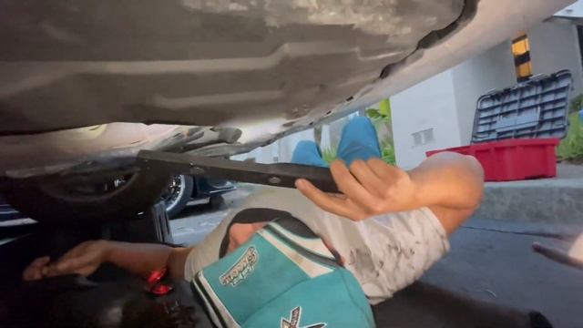 DIY Oil Change Guide On My Sister's Car, 2012 Suzuki SX4 Sedan смотреть онлайн