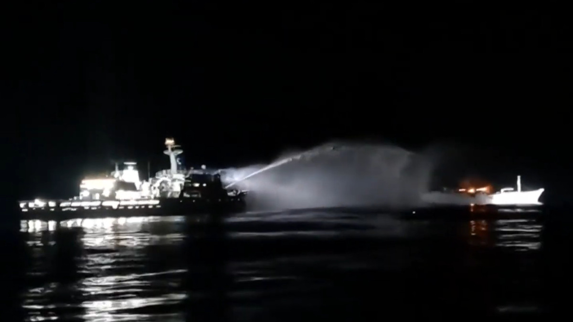 Пожар на российском рыболовецком судне в открытом море прямо у берегов Южной Кореи