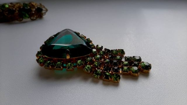 Зеленый цвет в психологии и брошах. Чешские винтажные броши. смотреть онлайн
