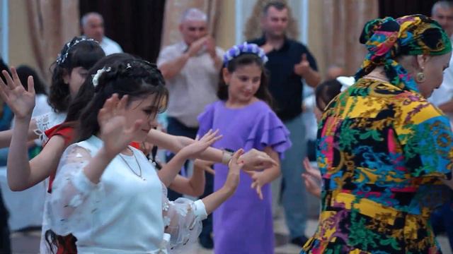 Патимат Абдуллаева поет и танцует в кругу детей смотреть онлайн