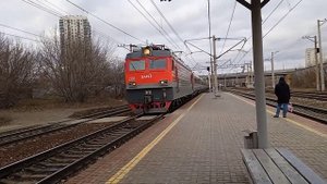 ЭП1-208 с пассажирским поездом Адлер-Саратов