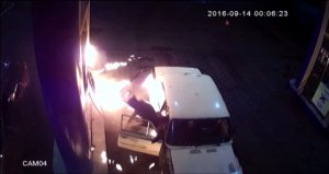 Пассажир «Жигулей» едва не спалил себя и товарища на АЗС в Омске 