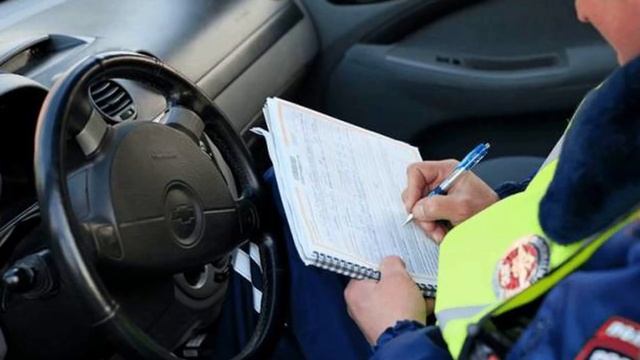 Обязан ли водитель садиться в машину ГИБДД, что делать в такой ситуации? смотреть онлайн