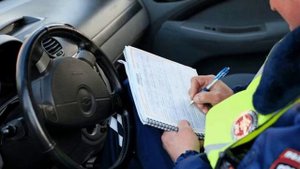 Обязан ли водитель садиться в машину ГИБДД, что делать в такой ситуации?