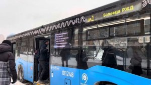 Автобус НефАЗ-5299-40-52 следует по маршруту м1 ”ул. Кравченко - Больница РЖД”