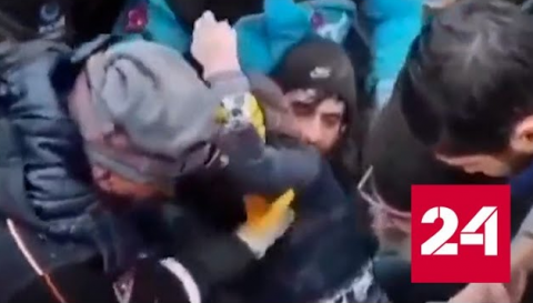 Чудесное спасение девочки из-под завалов в Турции попало на видео - Россия 24