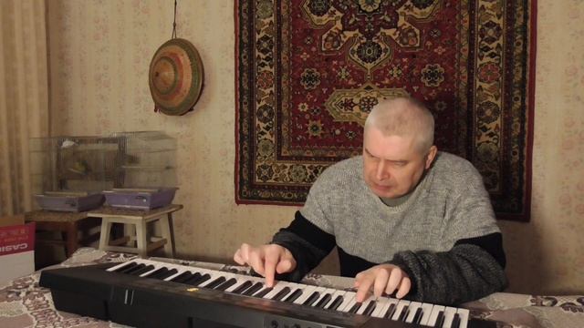 На музыкальном инструменте играю мелодию смотреть онлайн