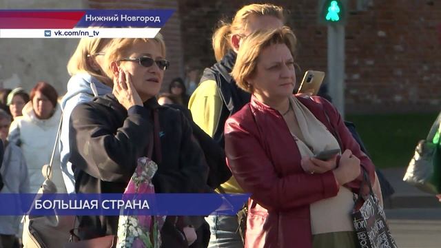 Народный хор из 100 человек исполнил песню «С чего начинается Родина» на площади Минина и Пожарского