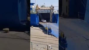 Выгрузка автомобилей из Японии в порту Владивостока.