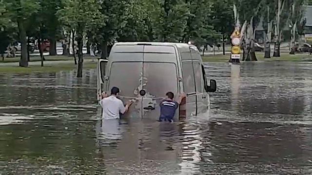 НикВести: люди по пояс в воде выталкивают застрявший микроавтобус смотреть онлайн