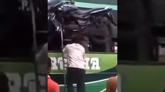 Индус-грузчик с легкостью поднял мотоцикл головой смотреть онлайн