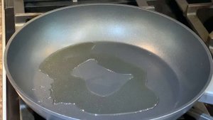 Вкусный суп из крапивы с яичной заливкой на курином бульоне (+вариант для КЕТО)