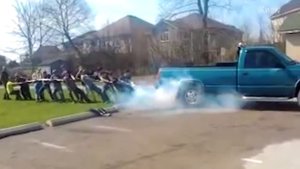 Самые эпичные перетягивания каната на машинах