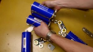 Сборка батареи из шести суперконденсаторов Maxwell 3000F 2.7В