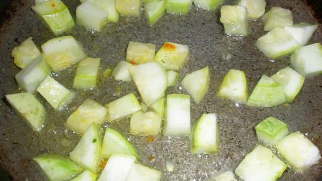 Жареные кабачки с яйцом, сыром и чесноком на сковороде