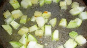 Жареные кабачки с яйцом, сыром и чесноком на сковороде