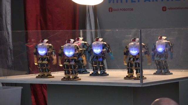 Танец роботов на Робостанции в Москве на ВДНХ