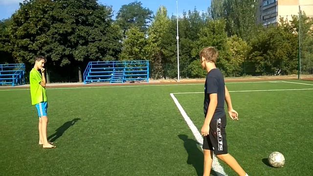 ОБУТЫЕ ПРОТИВ БОСЫХ  ДАНИЛ СЛОМАЛ ПАЛЕЦ  КАААК?