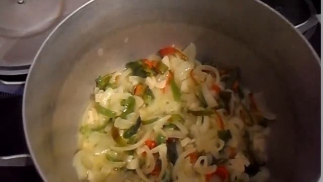 Как приготовить  картошку вкусно и необычно. Картошка тушеная с куриной грудкой и болгарским перцем
