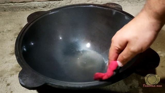 Обжиг чугунного казана без соли. Пробное блюдо: молодой картофель с луком смотреть онлайн