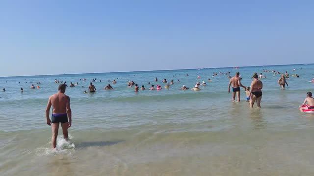 Сколько людей на пляже в Анапе 🏊_♂️🤿_ Пробуем местные фрукты (08.23)