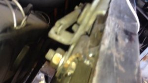 замок капота