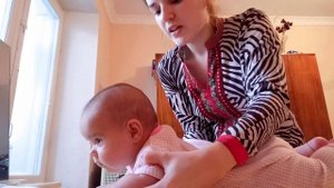 Как научить малыша держать голову? Развитие новорожденного