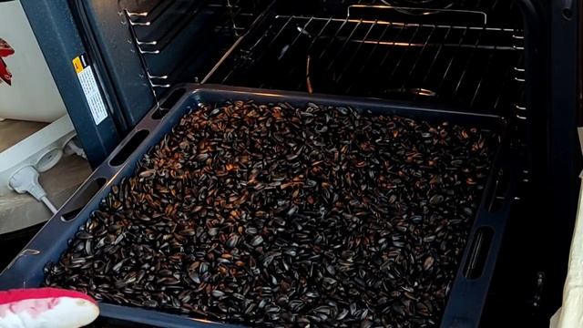 Жарим семечки в духовке