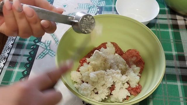 Рецепт вкусных котлет, в состав которых входит хлеб с молоком. Получаются сочные и мягкие котлетки? смотреть онлайн