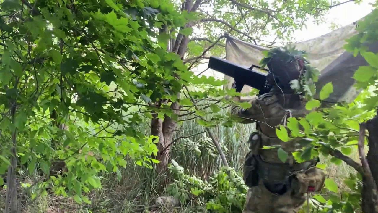 Бойцы самообороны обезвреживают беспилотники, которыми Киев бьет по мирным жителям.