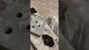 Вертикальное отверстие в мраморном памятнике-1