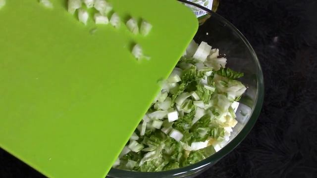 Салат из кальмаров с яйцами и овощами. Вкусный салат. смотреть онлайн