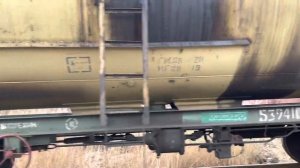 Мини грузовой поезд с цистернами на жд переезде