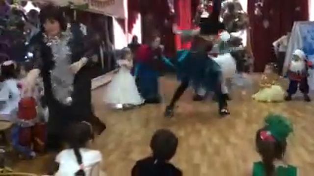 Игра с детьми на утреннике Дамели смотреть онлайн